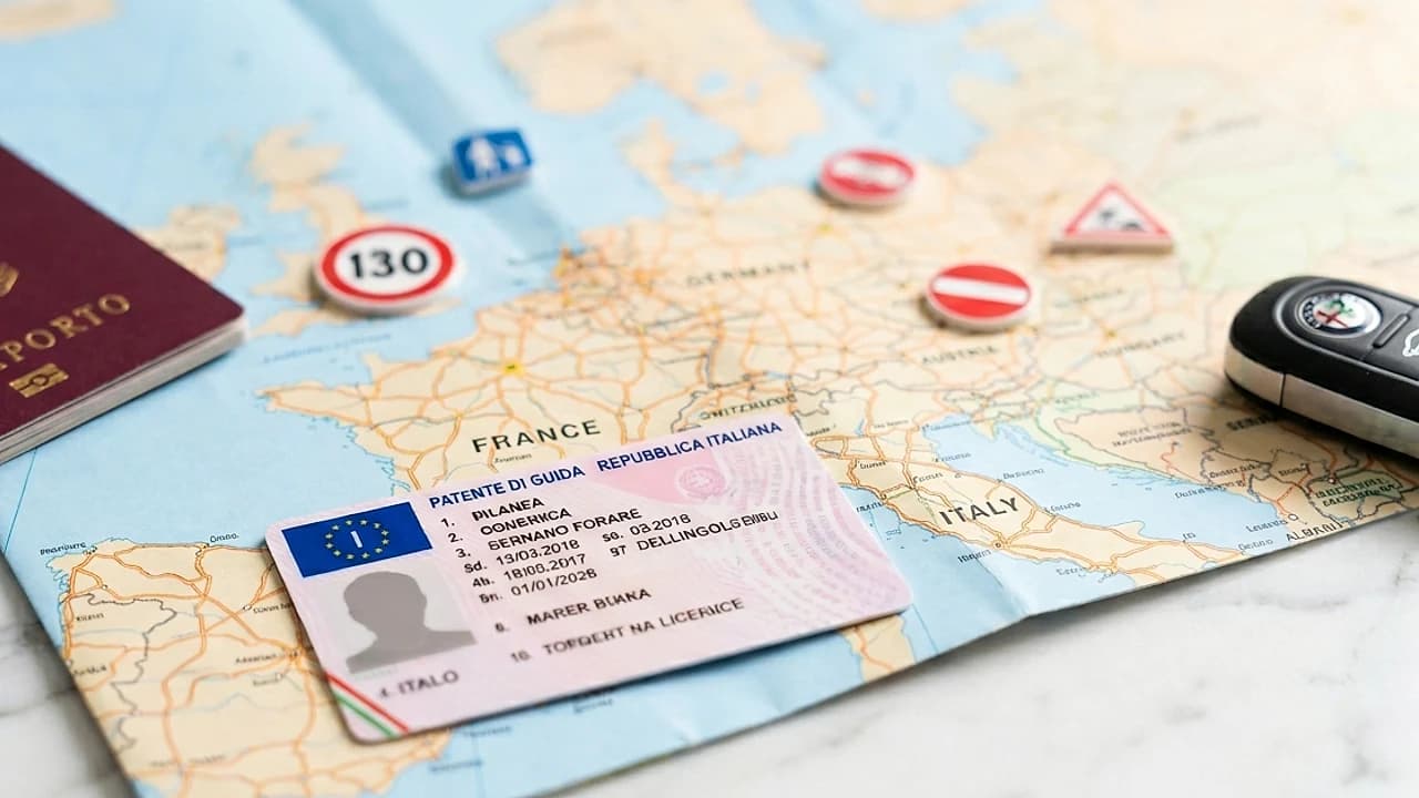 Patente italiana su mappa d'Europa con simboli stradali internazionali, 2026, infrazioni all'estero