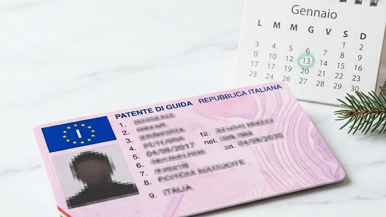Patente di guida italiana accanto a un calendario di gennaio 2027 con il giorno di scadenza cerchiato: rinnovo patente