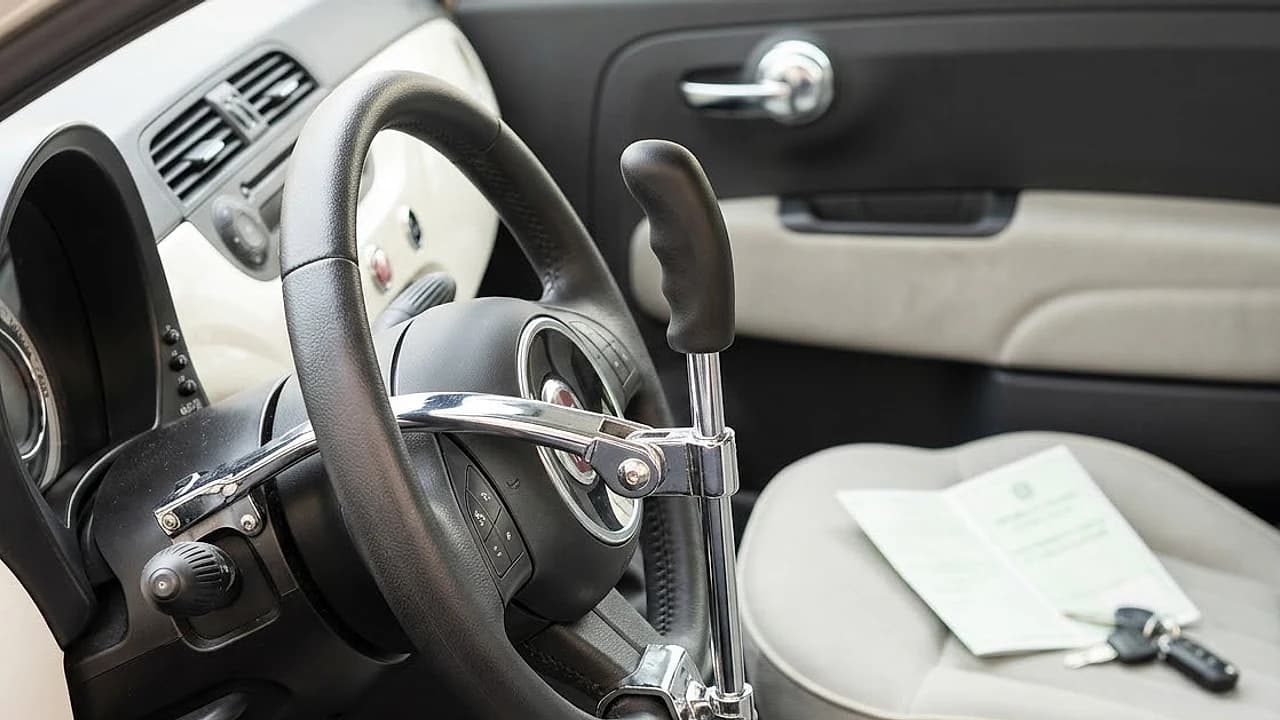 Volante con comandi di guida adattati e chiavi su un Documento Unico: passaggio di proprietà auto disabili con esenzione IPT